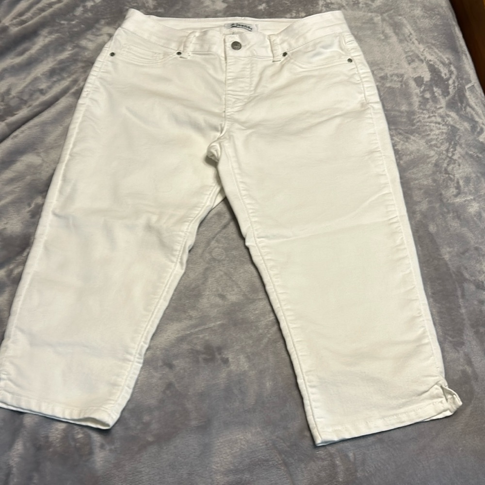 D. Jeans crop pants.